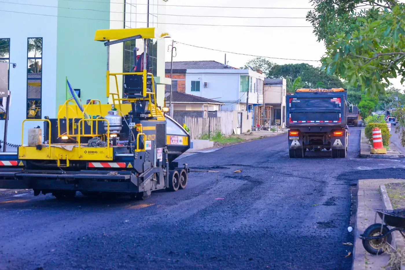Pavimentação no bairro Fazendinha entra em fase final; obra garante mais mobilidade e dignidade à população