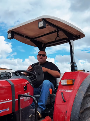 Prefeito Elielson recebe trator com arado para fortalecer agricultura local