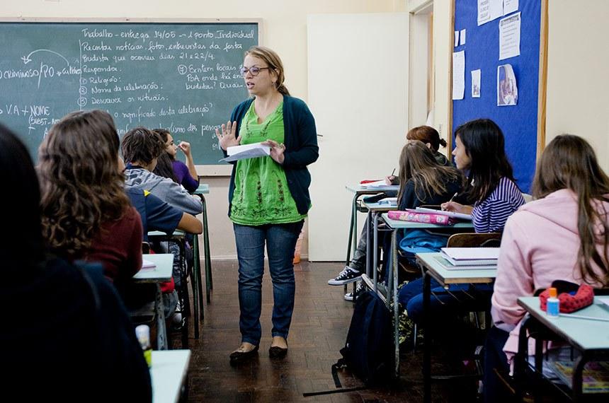 Sancionado piso de R$ 5.130 para professores da educação básica