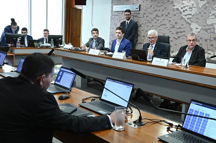Vacinas: debatedores afirmam que país precisa estar preparado para novas pandemias