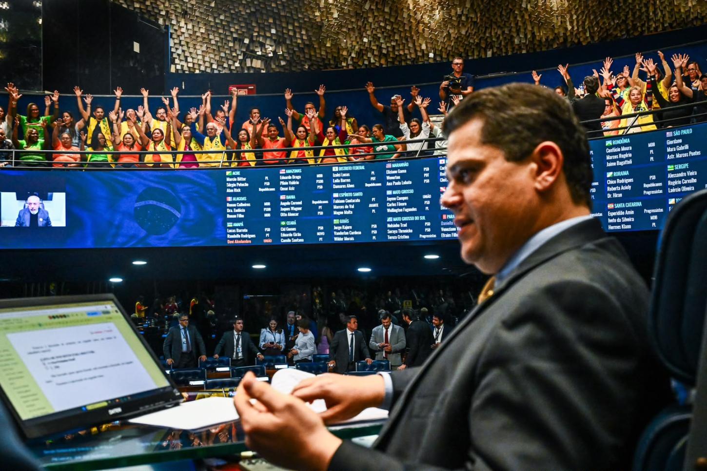 Davi Alcolumbre conduz aprovação de aposentadoria diferenciada para agentes de saúde e da MP do Frete no Senado