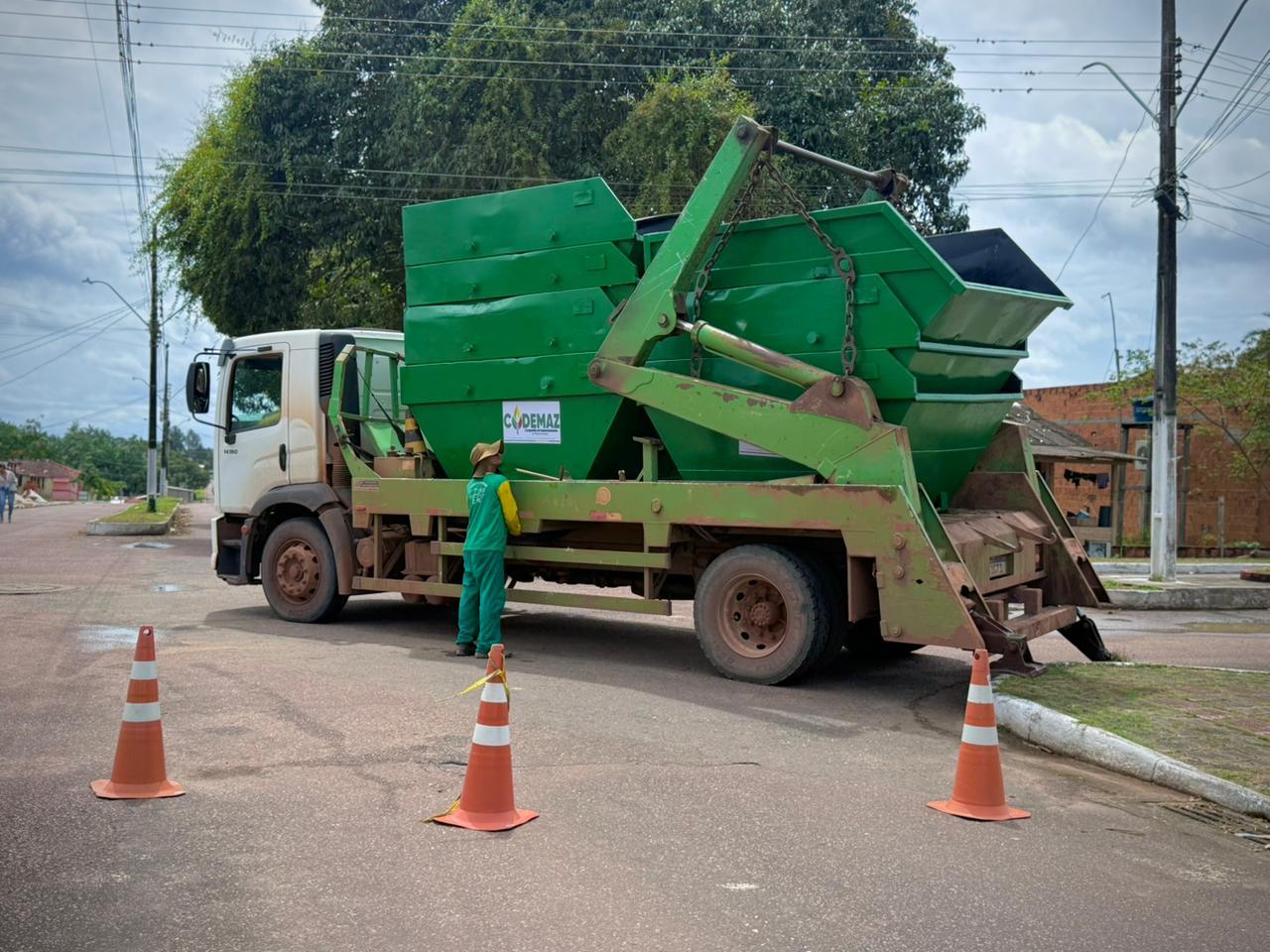 Mazagão inicia instalação de caçambas estacionárias para reforçar limpeza urbana nos bairros