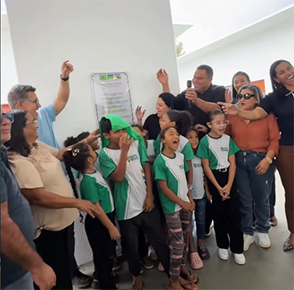 Prefeito Elielson inaugura escola na Vila Nova e recebe ônibus para reforçar atendimento em saúde
