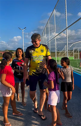 Prefeito Júnior Leite participa de atividade esportiva com crianças na comunidade do Flexal