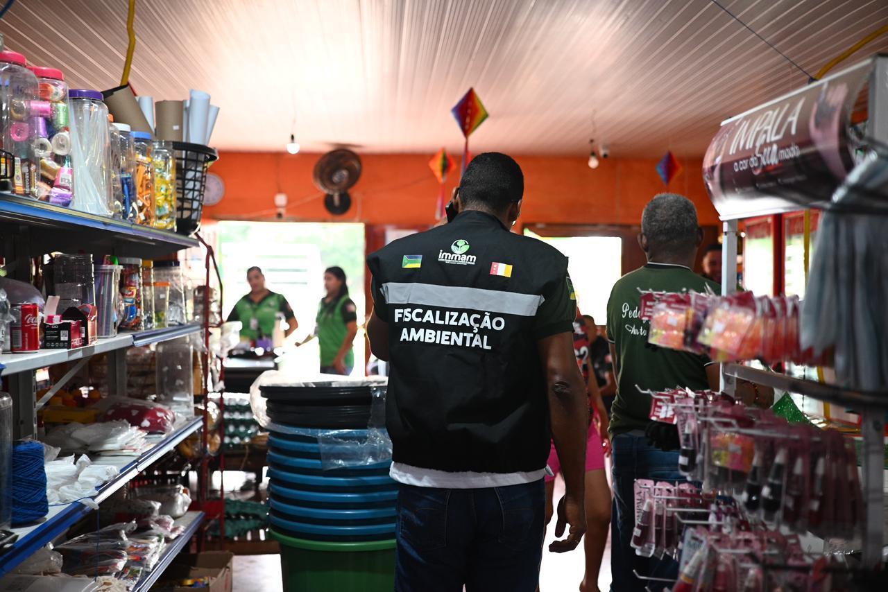 Prefeitura de Mazagão orienta comerciantes sobre descarte correto antes da Festa de São Tiago