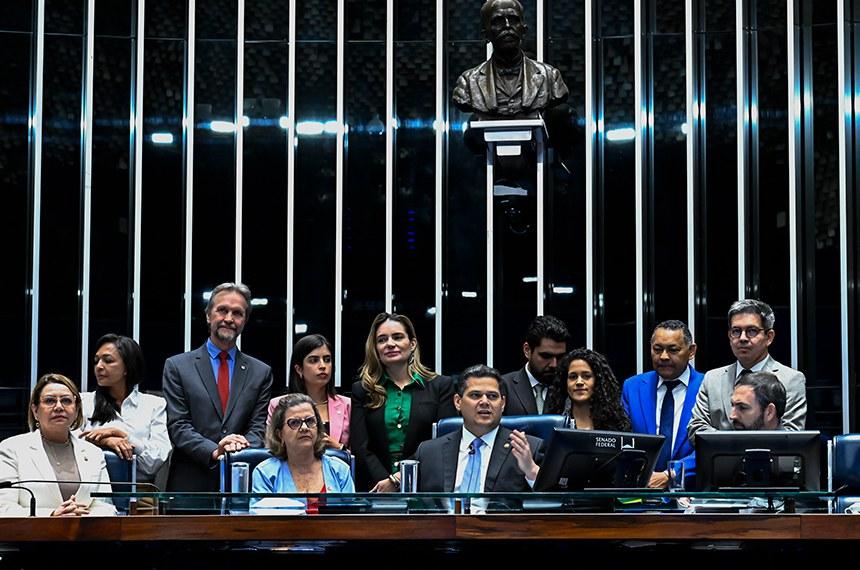 Senado aprovou novo PNE, piso do professor e expansão do ensino federal