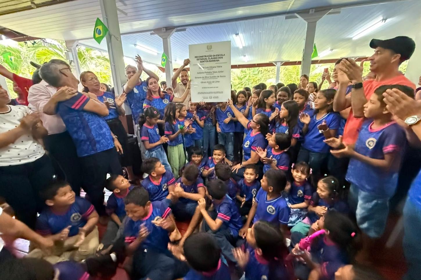 Governo entrega três escolas reconstruídas no Bailique e amplia investimentos na educação ribeirinha