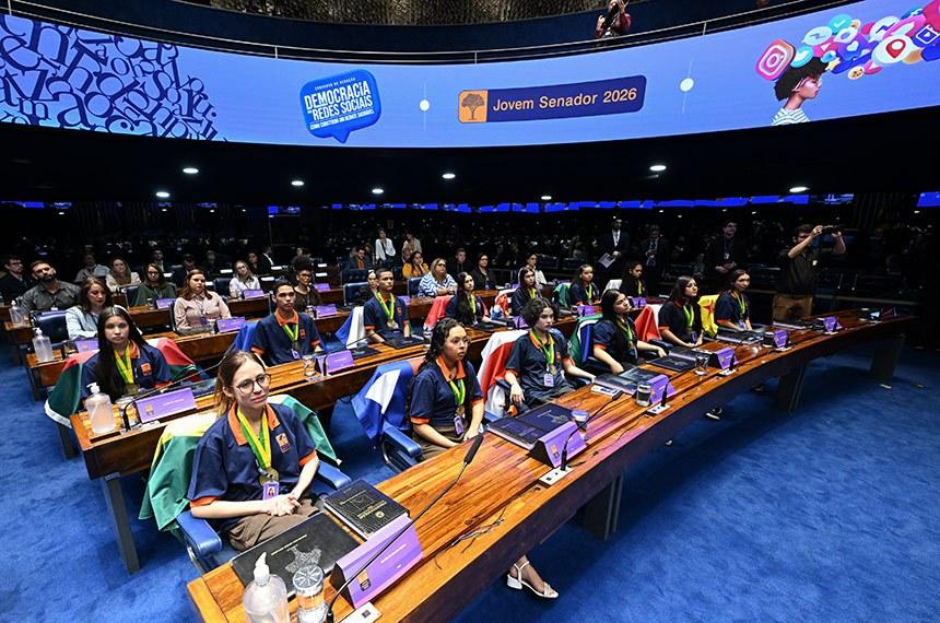 'Jovens senadores' tomam posse com protagonismo feminino na Mesa