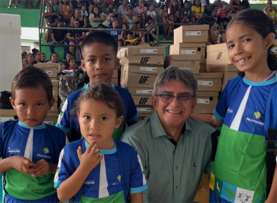 Prefeitura de Pracuúba amplia entrega de kits escolares e uniformes para comunidades do município