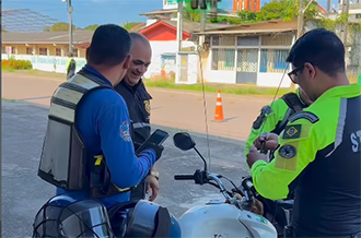 Prefeitura de Santana distribui antenas corta-pipa para reforçar segurança de motociclistas