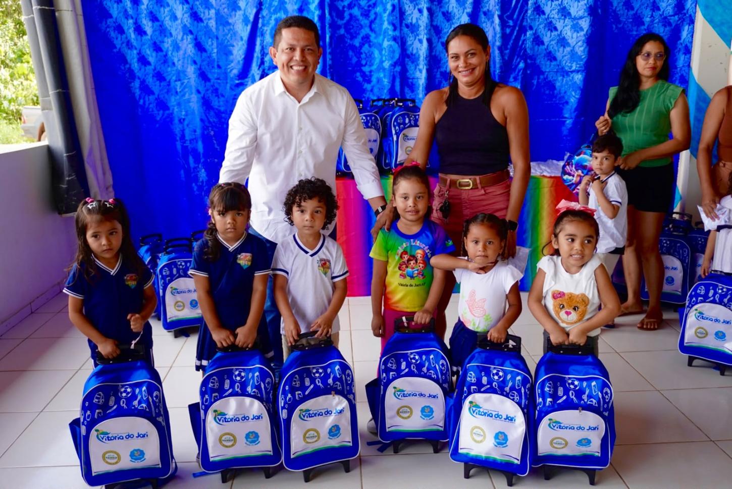 Vitória do Jari entrega uniformes e kits escolares a toda a rede municipal