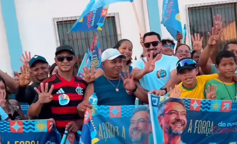 Alessandro Brazão lidera caminhada e bandeiraço em apoio a candidatos da coligação em Ferreira Gomes