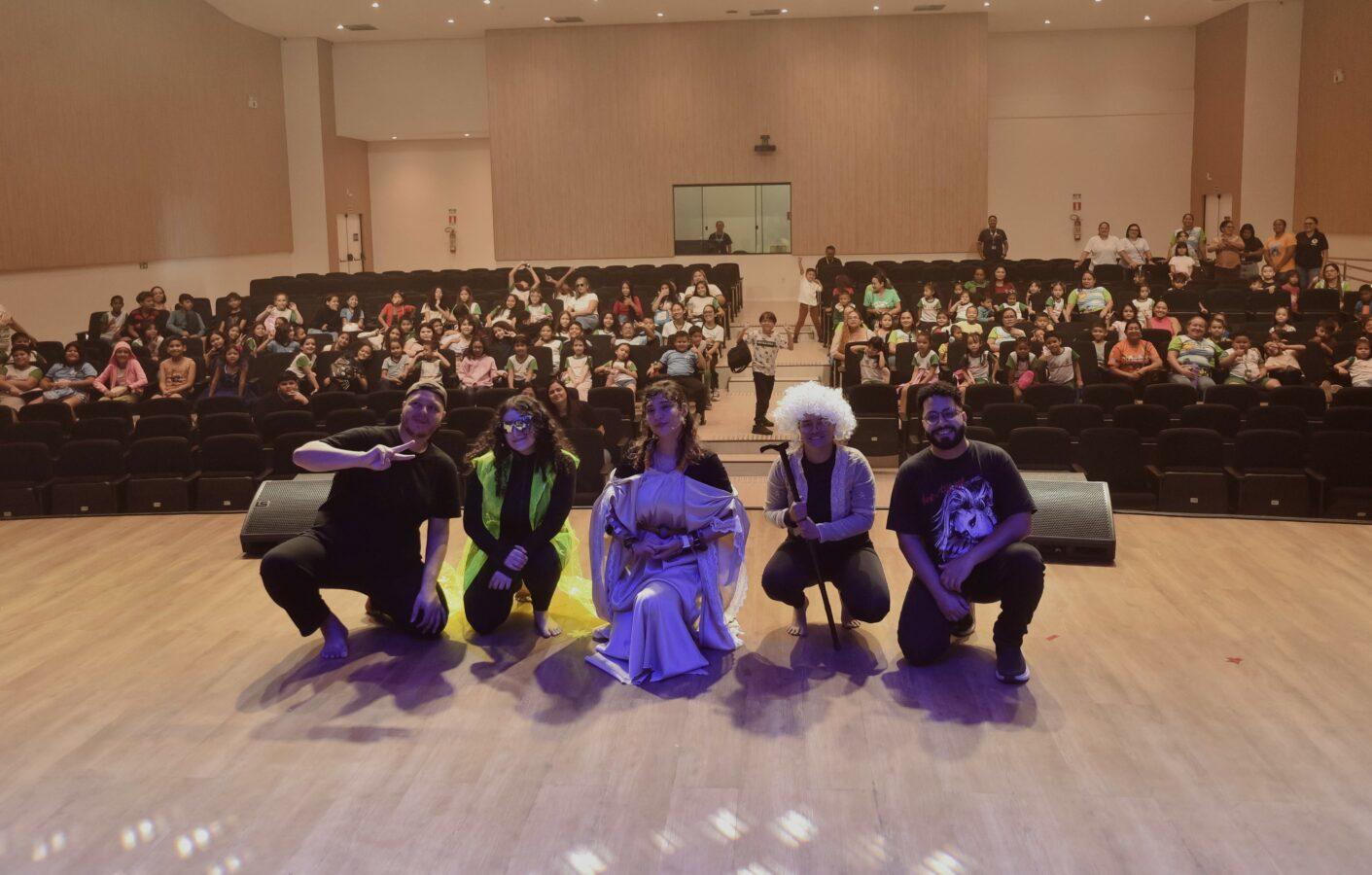 Alunos de escolas municipais participam de programação cultural no Teatro SESI