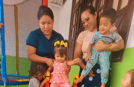 Calçoene entrega materiais para turma de 1 ano e parquinho da Creche Vivalda