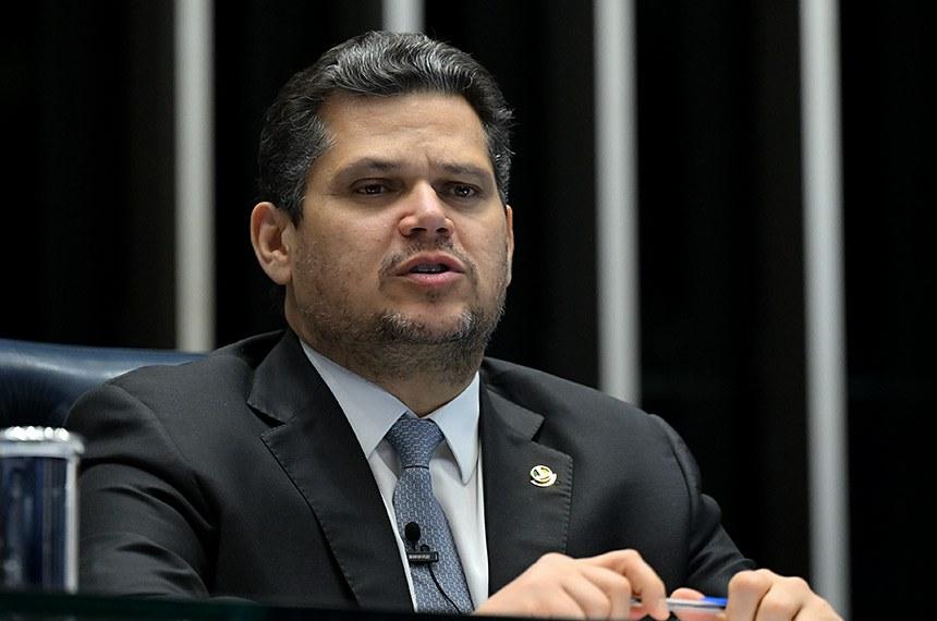 Davi Alcolumbre comemora autorização para novos poços de petróleo na costa do Amapá