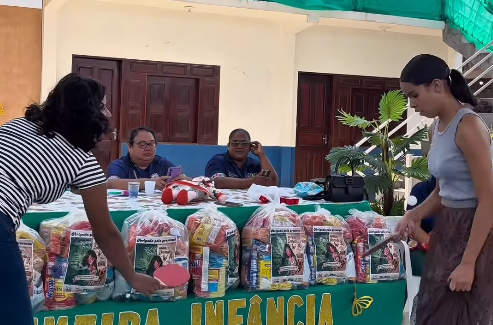 Ferreira Gomes entrega kits para bebês e reforça ações voltadas à primeira infância