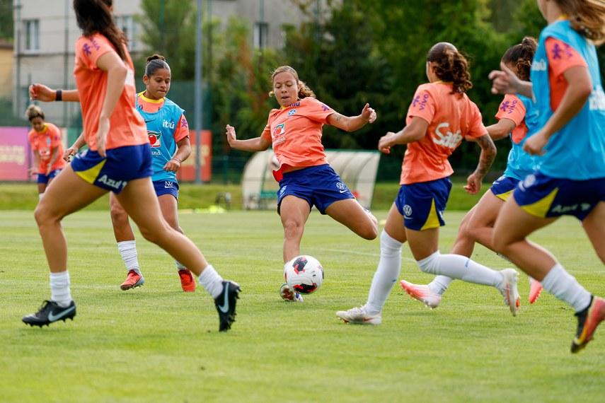 Lei torna futebol feminino prioridade na política de esporte