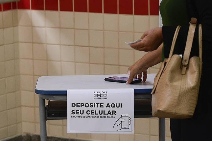 Manual do Eleitor: uso de celular é proibido na cabine de votação