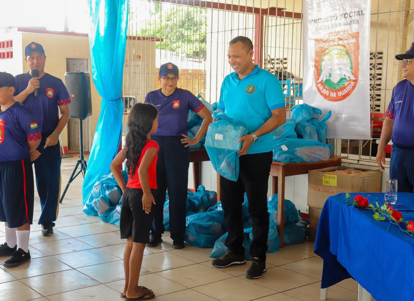 Prefeitura de Macapá entrega uniformes para crianças do Anjos da Guarda que participarão do desfile cívico