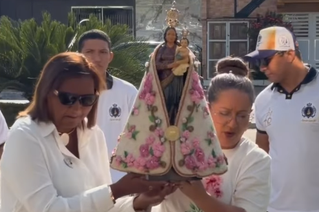 Prefeitura de Santana recebe imagem peregrina de Nossa Senhora de Nazaré em momento de fé e devoção