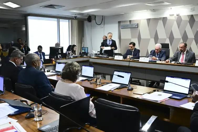 Sindicatos prometem pressionar Senado para votar 6x1 antes da eleição