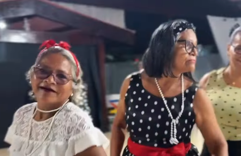 Baile dos Anos 60 reúne participantes em noite de música e integração em Porto Grande