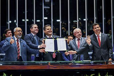 Davi promulga duas emendas históricas: fim da escala 6x1 e aposentadoria especial dos agentes de saúde