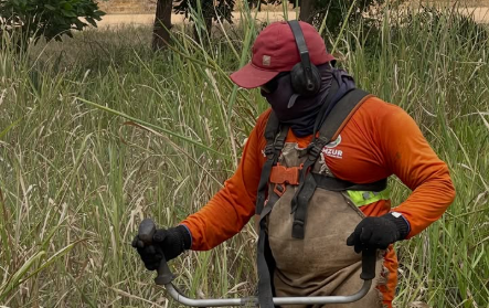 Laranjal do Jari intensifica serviços de roçagem e manutenção em prédios públicos