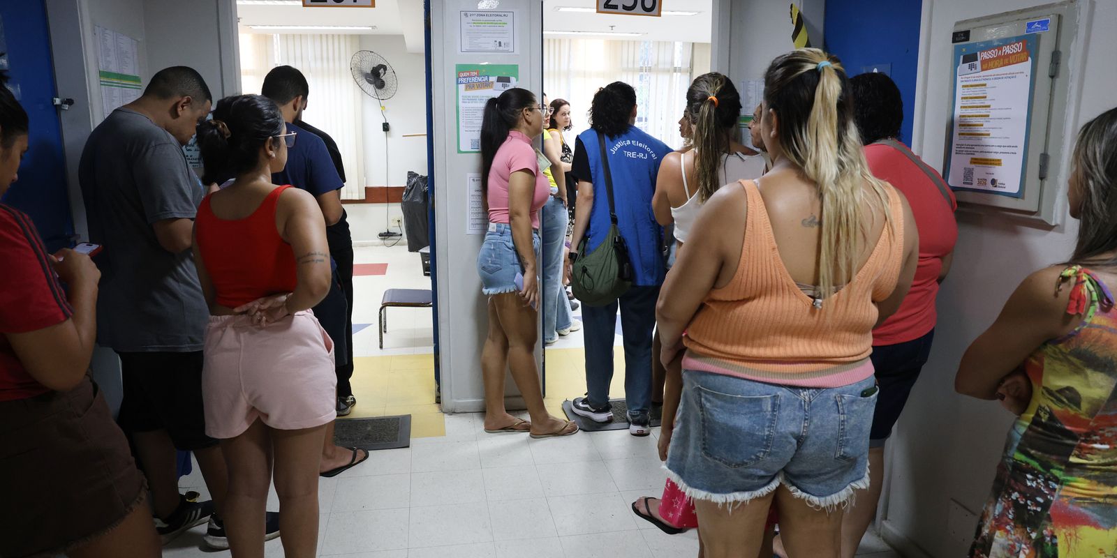 Moradores da Maré se mobilizam para divulgar locais de votação