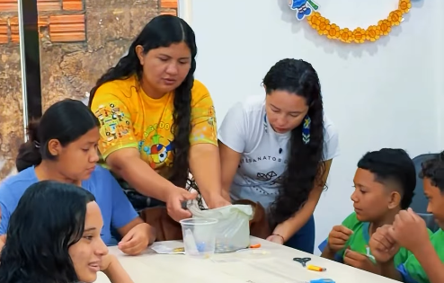 Oficina de chaveiros de miçangas estimula criatividade e convivência entre adolescentes em Laranjal do Jari