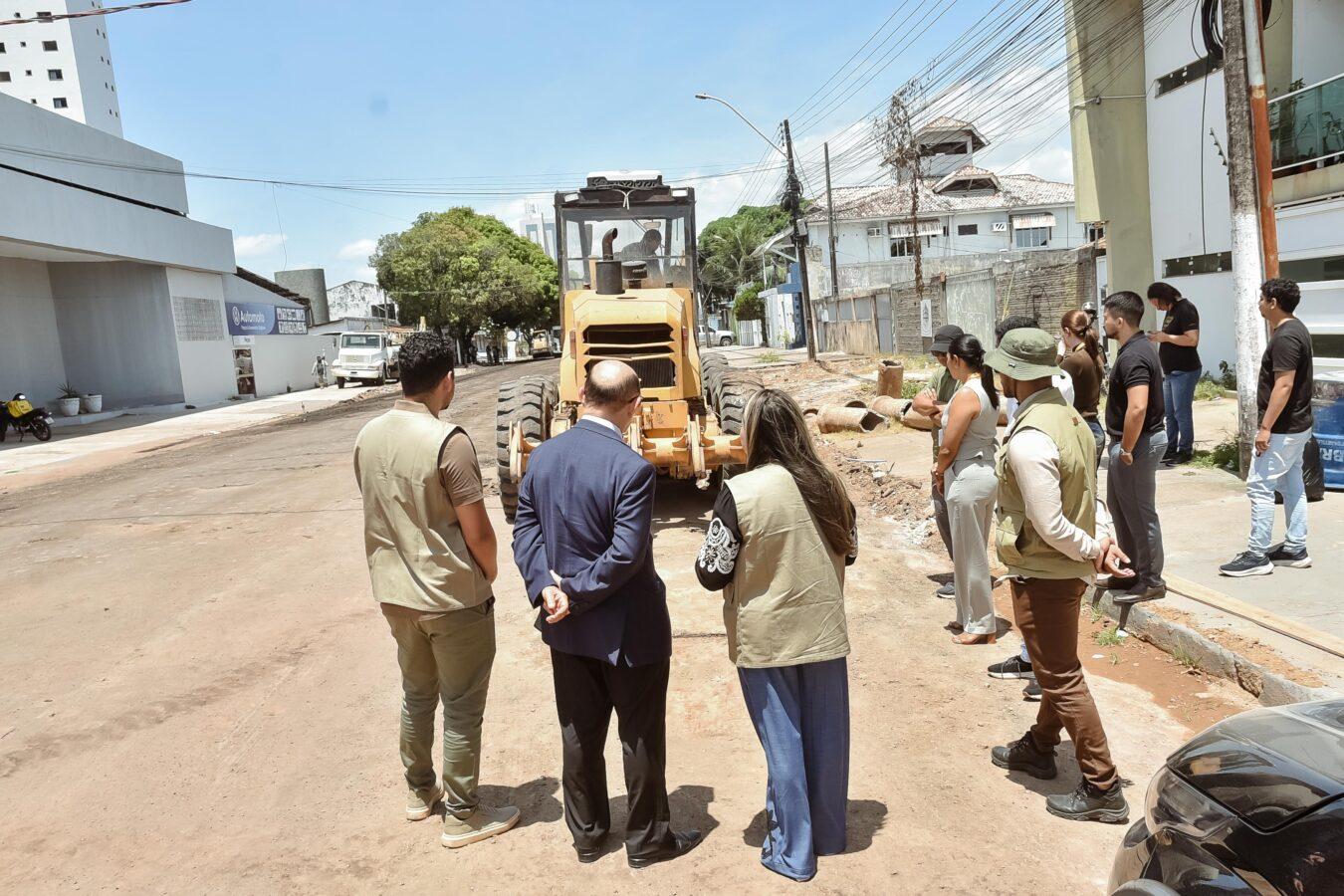Prefeitura de Macapá realiza visita técnica em obra de pavimentação na Duque de Caxias