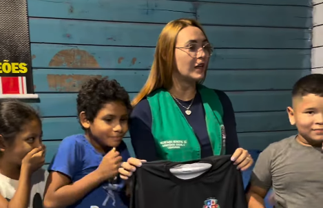 Santana entrega uniformes a crianças atendidas pelo SCFV no distrito de Anauerapucu