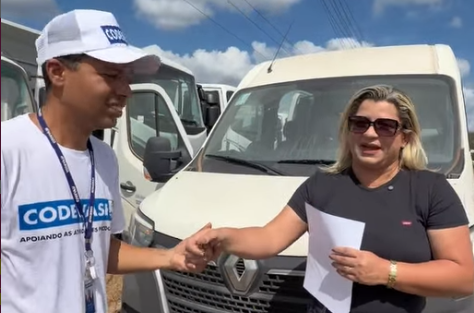 Serra do Navio recebe nova van para reforçar estrutura da Prefeitura