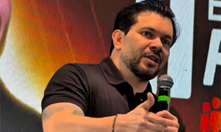 Acácio Favacho participa de encontro de formação de líderes em Santana