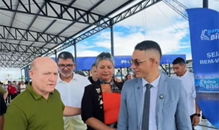 Barco da Bíblia atraca pela primeira vez no Porto do Povo de Santana