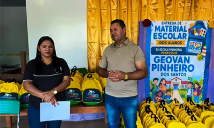 Calçoene entrega kits escolares em Carnot e Cassiporé e reforça apoio aos estudantes