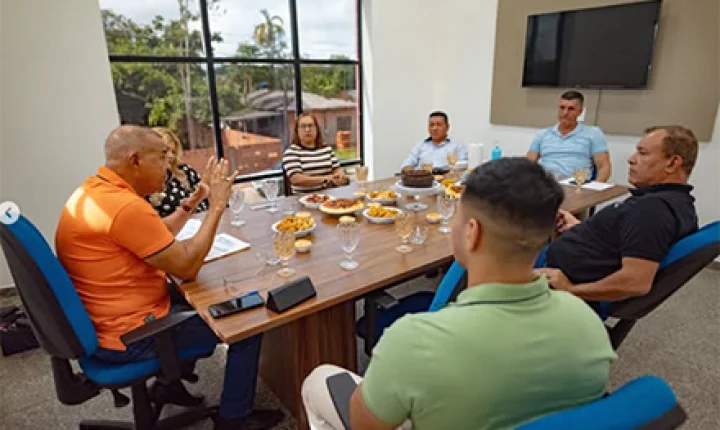 Conselho Deliberativo do MazagãoPrev avalia investimentos e homenageia servidora aposentada
