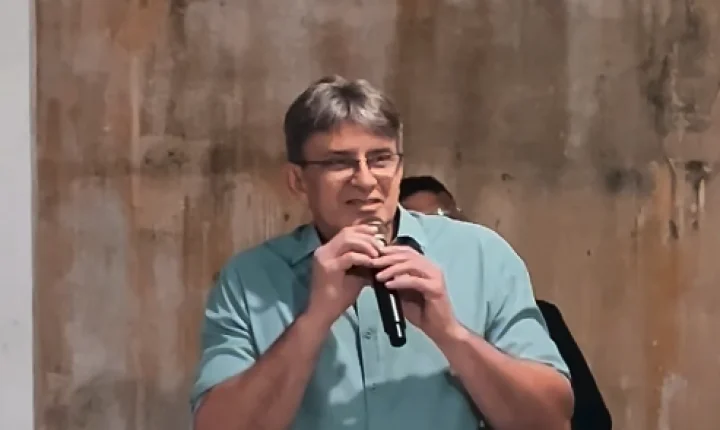 Culto de Ação de Graças reúne pastores, moradores e lideranças na residência do prefeito Júnior Leite, em Pracuúba