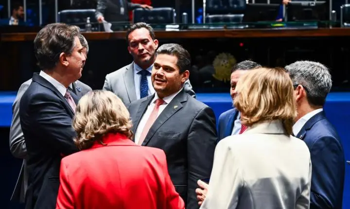 Davi Alcolumbre celebra aprovação da Universidade Federal da Fronteira Norte pelo Senado