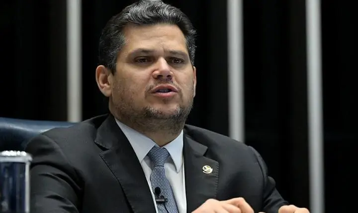 Davi Alcolumbre comemora autorização para novos poços de petróleo na costa do Amapá