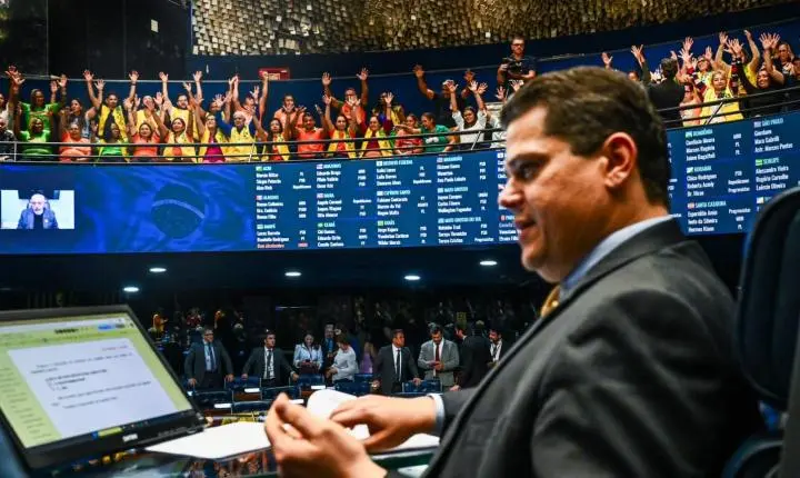Davi Alcolumbre conduz aprovação de aposentadoria diferenciada para agentes de saúde e da MP do Frete no Senado