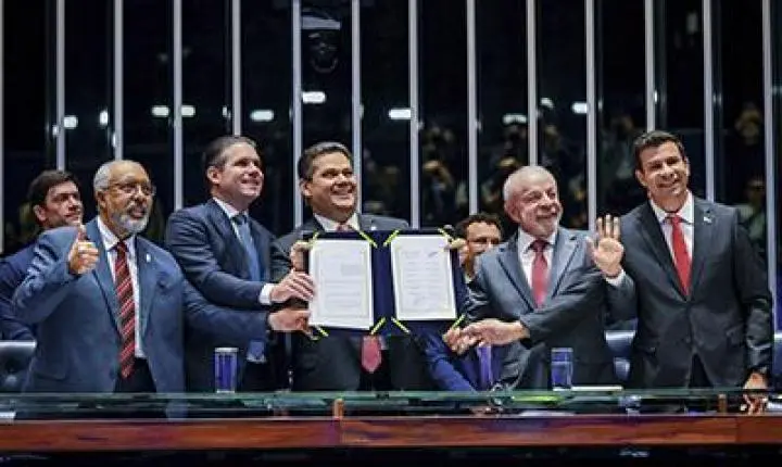 Davi promulga duas emendas históricas: fim da escala 6x1 e aposentadoria especial dos agentes de saúde