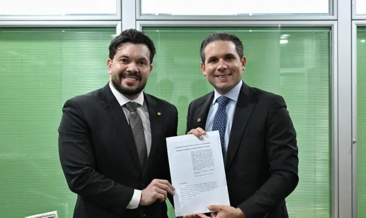 Deputado Acácio Favacho entrega parecer da PEC 47 ao presidente da Câmara, Hugo Motta