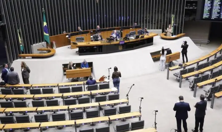 Deputados iniciam votações do Plenário e aprovam urgência para dois projetos; acompanhe
