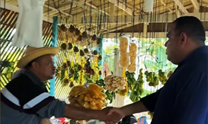 Elielson visita frutaria na entrada do Monte Tabor e destaca movimento no comércio local