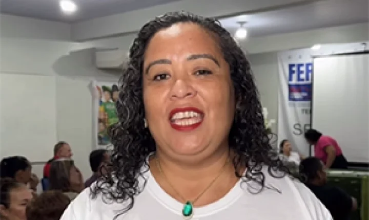 Ferreira Gomes aposta em tecnologia educacional e celebra desempenho de alunos em avaliação estadual