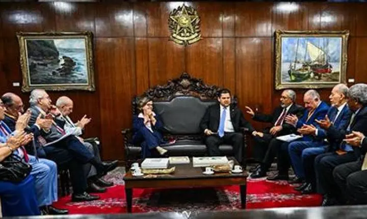 Fim da escala 6x1: centrais sindicais consideram positiva reunião com Davi