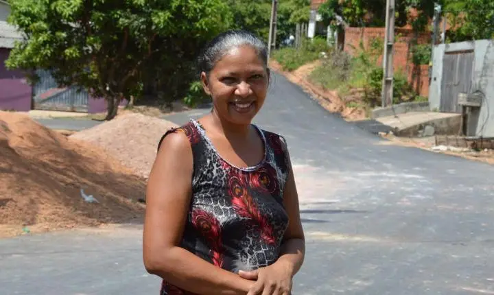 'Foram 14 anos de espera', diz moradora da Zona Oeste de Macapá ao ver asfaltado chegar na rua onde mora