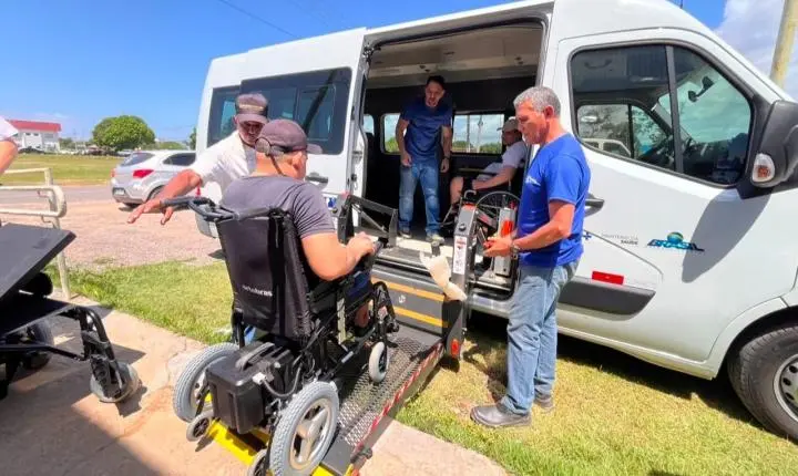 Governo do Amapá entrega cadeiras motorizadas e de banho para fortalecer a inclusão e a mobilidade
