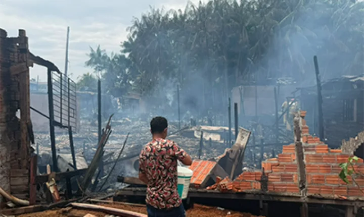 Governo e Prefeitura de Santana atuam no combate a incêndio na Baixada do Ambrósio